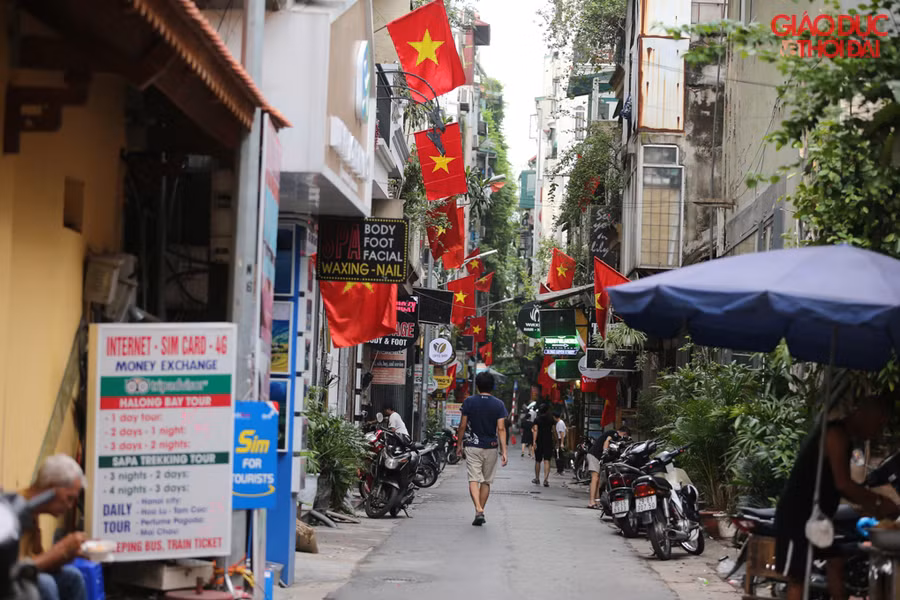 Các con phố lớn, nhỏ khắp Hà Nội nơi đâu cũng ngập tràn cờ hoa.