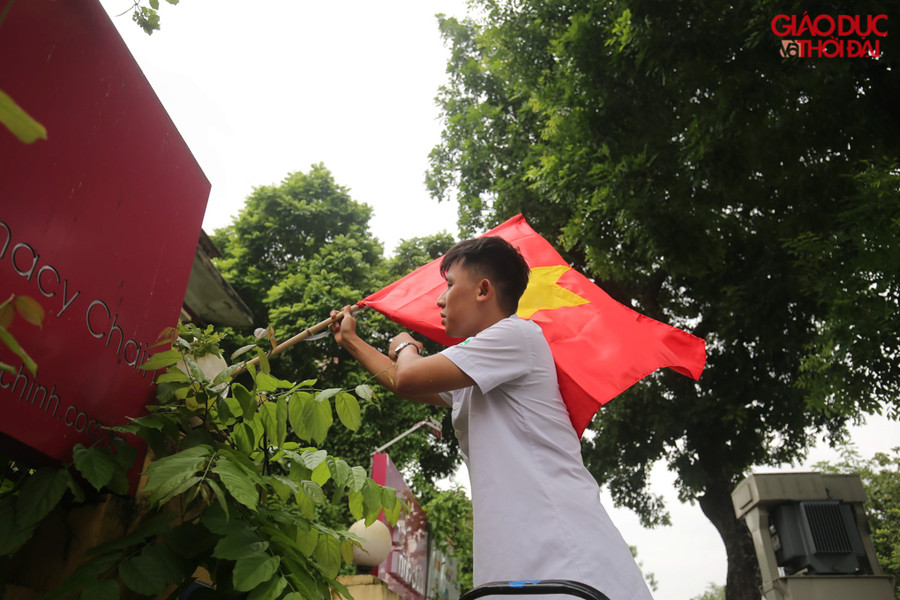 Nhiều gia đình đã dậy sớm để tự tay cắm cờ trước cổng nhà mình.