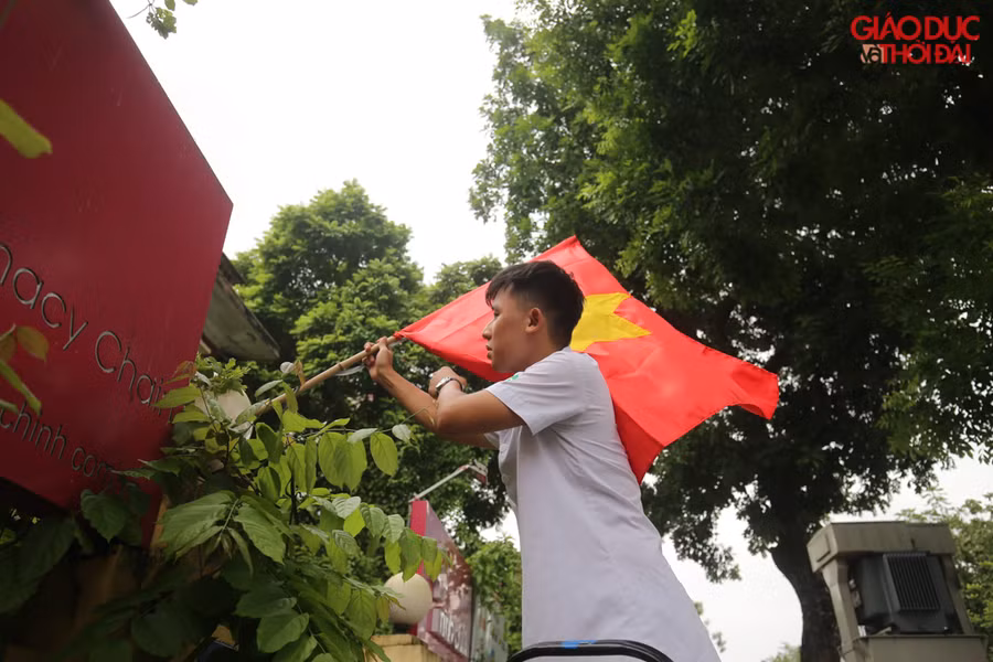 Nhiều gia đình đã dậy sớm để tự tay cắm cờ trước cổng nhà mình.