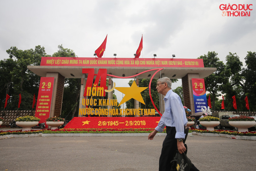 Nhiều điểm tại Tp Hà Nội trang hoàng rất đẹp để chúc mừng 74 năm Quốc khánh 2/9.