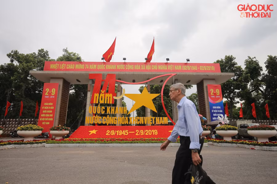 Nhiều điểm tại Tp Hà Nội trang hoàng rất đẹp để chúc mừng 74 năm Quốc khánh 2/9.