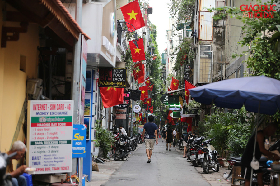 Các con phố lớn, nhỏ khắp Hà Nội nơi đâu cũng ngập tràn cờ hoa.