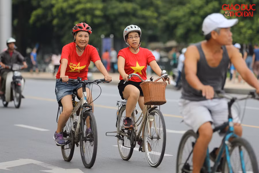 Phố phường Hà Nội rất nhiều người mặc áo cờ đỏ sao vàng.