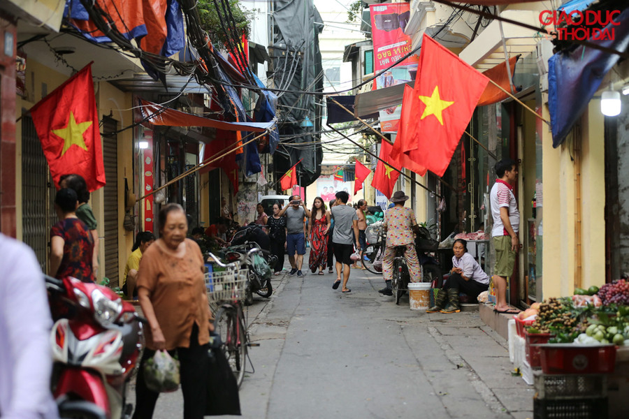 Khách hàng hay người bán hàng ai nấy đều vui vẻ trong không khí ngày Tết Độc lập.