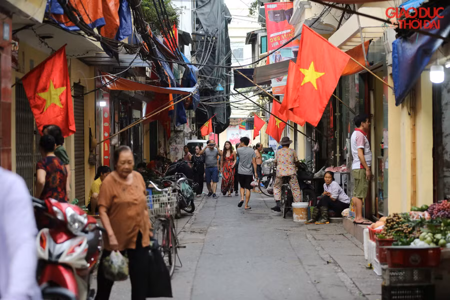 Khách hàng hay người bán hàng ai nấy đều vui vẻ trong không khí ngày Tết Độc lập.