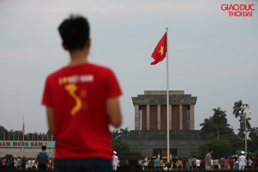 Nhiều người chọn cho mình chiếc áo có hình Tổ quốc để thể hiện tinh thần 2/9.