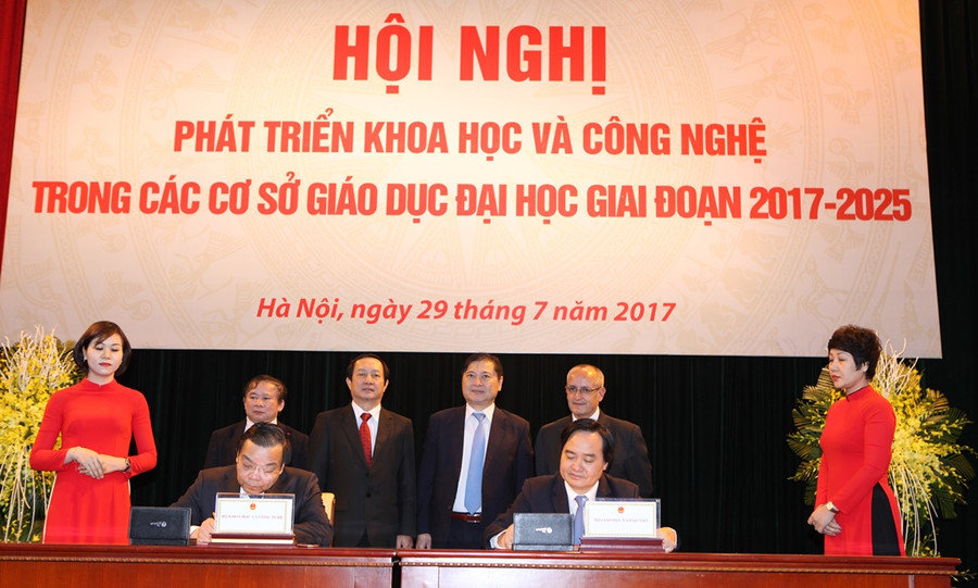 Bộ trưởng Phùng Xuân Nhạ và Bộ trưởng Chu Ngọc Anh ký kết chương trình phối hợp