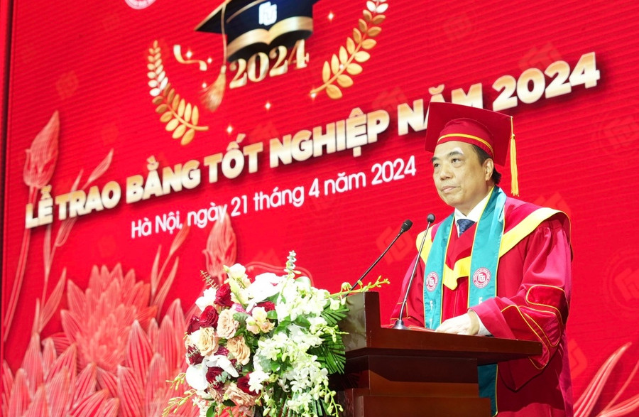 PGS.TS Bùi Anh Tuấn - Hiệu trưởng Trường ĐH Ngoại thương phát biểu tại buổi lễ.