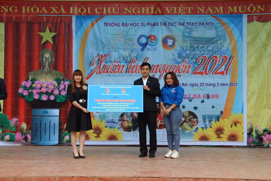 TS. Phùng Xuân Dũng-Phó Bí thư Đảng ủy, Chủ tịch Hội đồng trường, trực tiếp trao tặng cho Trường Tiểu học và THCS Tân Nguyên (Yên Bình, Yên Bái).