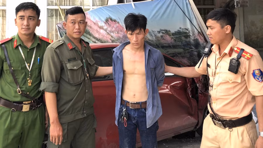 Đối tượng Đỗ Thành Luân bị lực lượng chức năng bắt giữ khi đang điều khiển xe ô tô bỏ chạy.