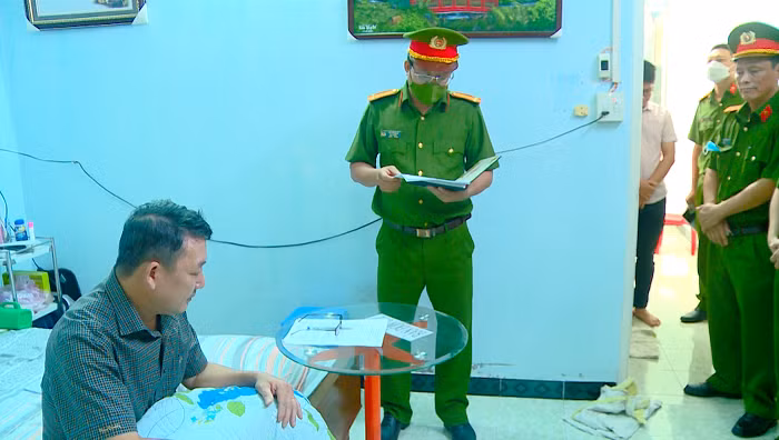 Cơ quan CSĐT Công an tỉnh Khánh Hòa tống đạt các quyết định tố tụng đối với bị can Huỳnh Văn Dõng.