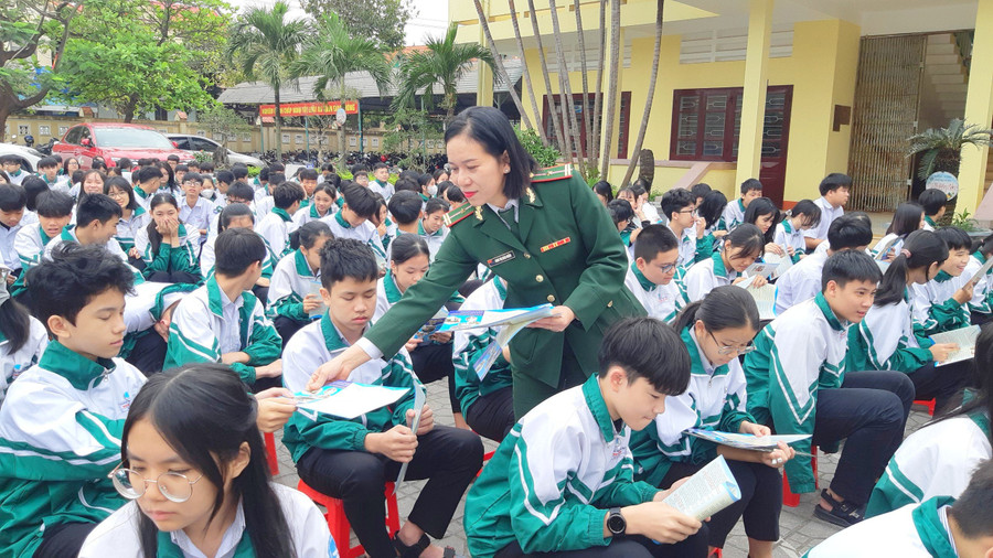 Cán bộ phát tờ rơi tuyên truyền về Luật Biên phòng Việt Nam cho học sinh. Cán bộ phát tờ rơi tuyên truyền về Luật Biên phòng Việt Nam cho học sinh.