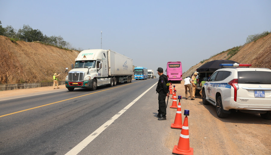 Lực lượng CSGT tuần tra, kiểm soát giao thông trên cao tốc Cam Lộ - La Sơn. Lực lượng CSGT tuần tra, kiểm soát giao thông trên cao tốc Cam Lộ - La Sơn.