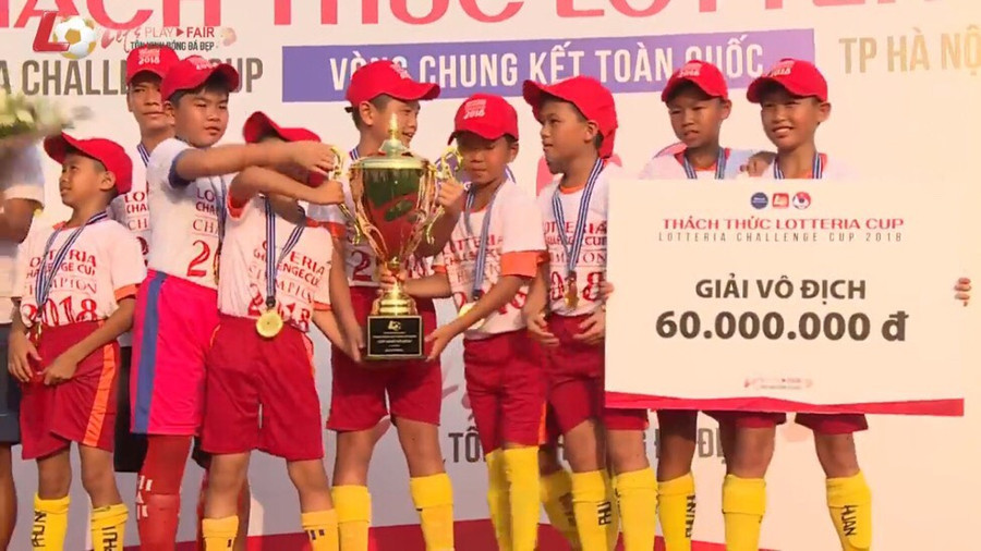 Đội bóng Kid Star nhận cúp vô địch