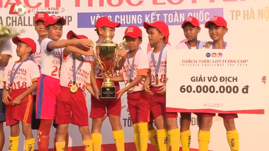 Đội bóng Kid Star nhận cúp vô địch