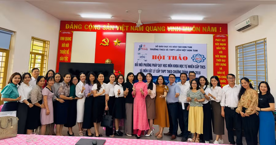 Thầy, cô giáo chụp ảnh kỉ niệm sau Hội thảo.