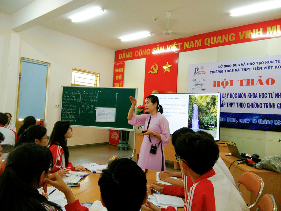 Hội thảo với 4 tiết dự giờ để có cơ sở trao đổi về những vấn đề xung quanh việc dạy học, kiểm tra đánh giá môn khoa học tự nhiên cấp THCS và môn Vật lý cấp THPT. Hội thảo với 4 tiết dự giờ để có cơ sở trao đổi về những vấn đề xung quanh việc dạy học, kiểm tra đánh giá môn khoa học tự nhiên cấp THCS và môn Vật lý cấp THPT.