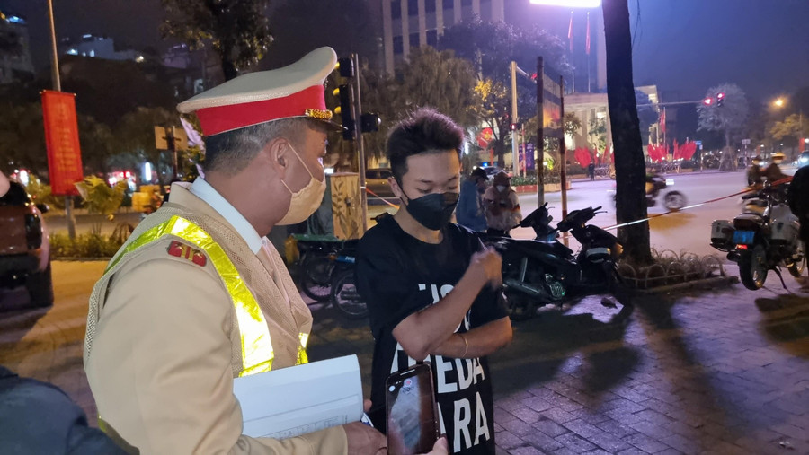 Trường hợp em B.V.P, chưa đủ 18 tuổi và chưa có giấy phép lái xe. Chiếc xe này không có giấy đăng ký và được gắn biển số giả để lưu thông. Trường hợp em B.V.P, chưa đủ 18 tuổi và chưa có giấy phép lái xe. Chiếc xe này không có giấy đăng ký và được gắn biển số giả để lưu thông.