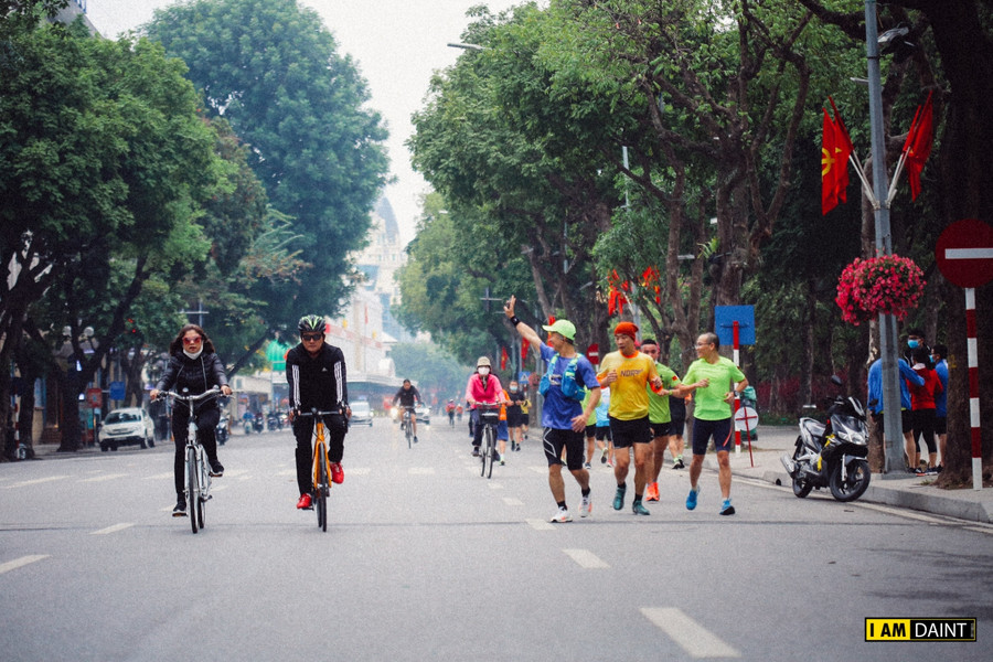 Trao nhau câu chúc mừng năm mới bất kể người quen hay người lạ.