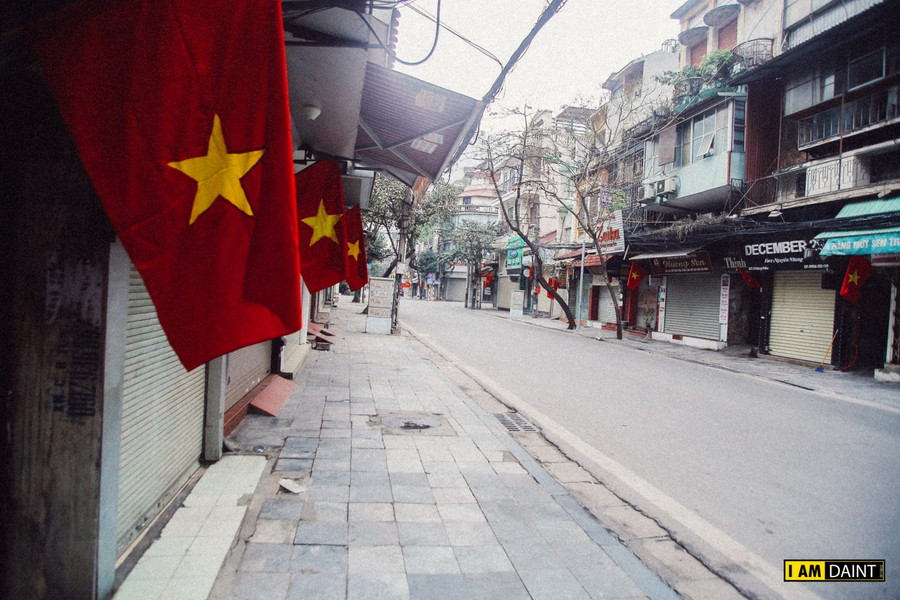 Hình ảnh vắng vẻ hiếm thấy trên các tuyến phố cổ trong sáng Mồng 1 Tết.