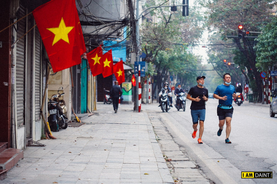 Phố phường bình yên, không khí trong lành khác hẳn ngày thường.