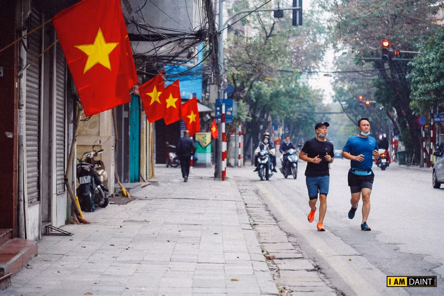 Phố phường bình yên, không khí trong lành khác hẳn ngày thường.