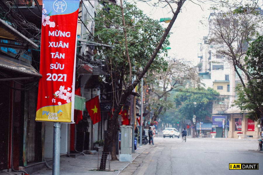 Một số hàng quán vẫn mở vào sáng mồng 1.