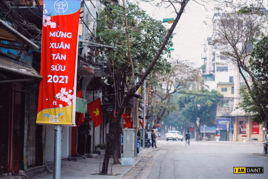 Một số hàng quán vẫn mở vào sáng mồng 1.