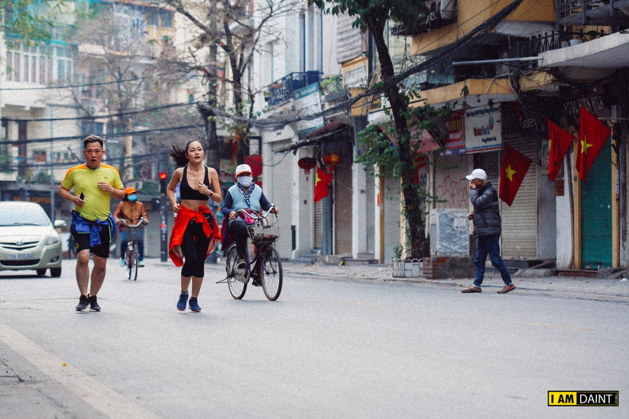 Những con đường vắng vẻ người qua lại, mang đến cho mỗi người cảm giác thảnh thơi xen chút lạ lẫm.