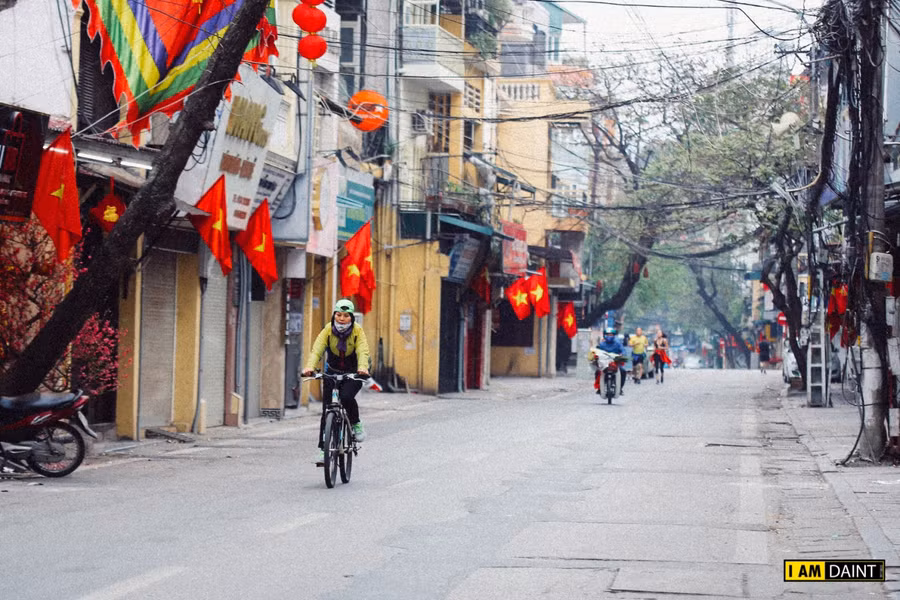 Hà Nội sáng mồng 1 Tết, những hoạt động thường ngày của người dân vẫn diễn ra bình thường.