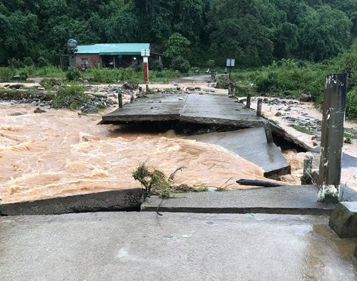 Cây cầu thôn Kạch Nhỏ đi qua Năng Nhỏ 2 (xã Đăk Sao) bị sập khiến phương tiện không thể lưu thông.