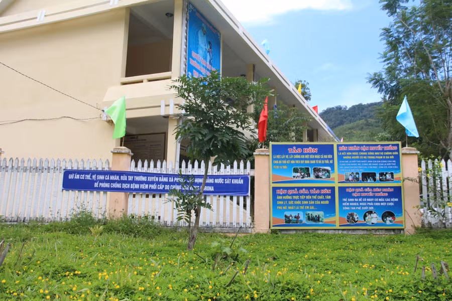 Trường PTDT bán trú THCS Đăk Ring tuyên truyền, giáo dục học sinh thông qua các băng rôn, khẩu hiệu.