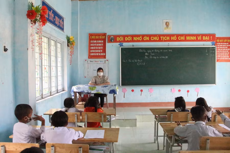 Thông qua các tiết học, cô Hồ Thị Thu Hà đan xen giáo dục đạo đức, lối sống cho học sinh.