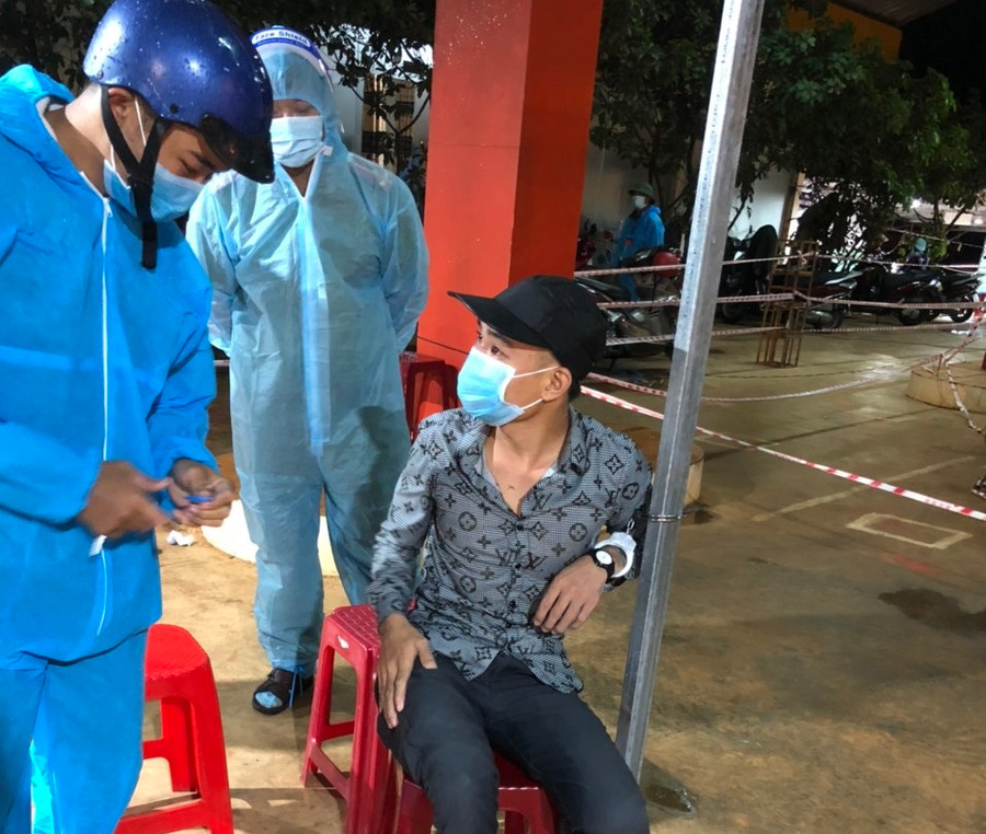 Đối tượng "thông chốt" kiểm soát dịch bệnh bị bắt giữ.