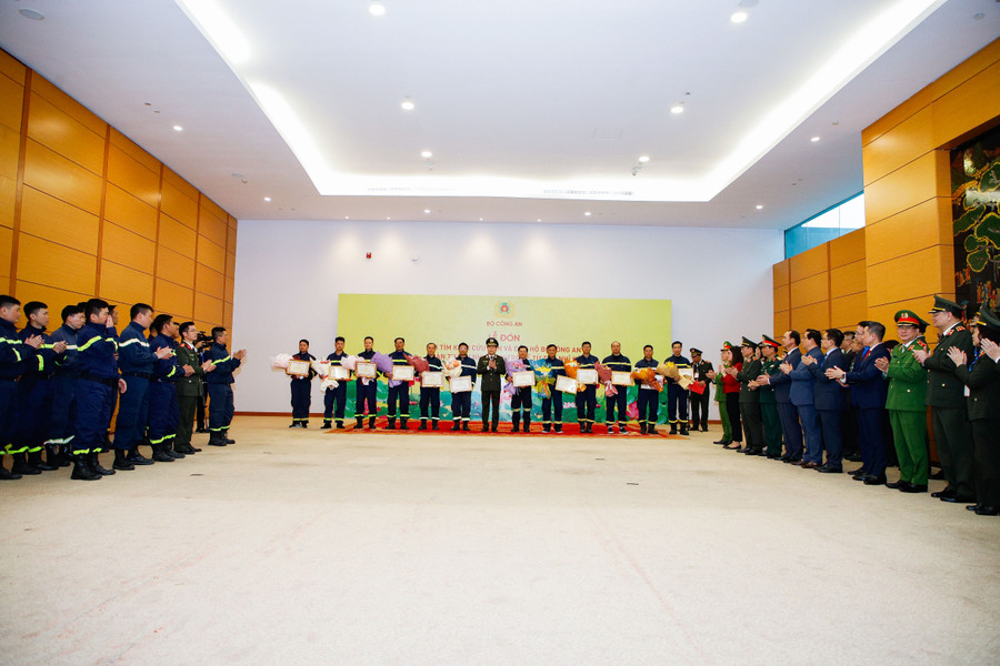 Trong lễ đón, Phó Đại sứ đặc mệnh toàn quyền Thổ Nhĩ Kỳ tại Việt Nam Devletsah Yayan bày tỏ sự trân trọng, đánh giá cao Đoàn công tác của Bộ Công an Việt Nam không quản ngại khó khăn, vất vả, rất dũng cảm tham gia cứu nạn, cứu hộ tại những vùng bị nạn. Trong lễ đón, Phó Đại sứ đặc mệnh toàn quyền Thổ Nhĩ Kỳ tại Việt Nam Devletsah Yayan bày tỏ sự trân trọng, đánh giá cao Đoàn công tác của Bộ Công an Việt Nam không quản ngại khó khăn, vất vả, rất dũng cảm tham gia cứu nạn, cứu hộ tại những vùng bị nạn.