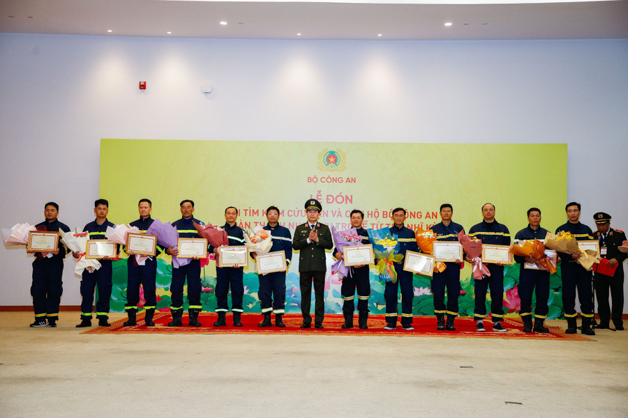 Trung tướng Lê Quốc Hùng, Ủy viên Trung ương Đảng, Thứ trưởng Bộ Công an trao Bằng khen của Bộ trưởng Bộ Công an cho cán bộ, chiến sĩ đội tìm kiếm cứu nạn và cứu hộ Bộ Công an trở về từ Thổ Nhĩ Kỳ. Trung tướng Lê Quốc Hùng, Ủy viên Trung ương Đảng, Thứ trưởng Bộ Công an trao Bằng khen của Bộ trưởng Bộ Công an cho cán bộ, chiến sĩ đội tìm kiếm cứu nạn và cứu hộ Bộ Công an trở về từ Thổ Nhĩ Kỳ.