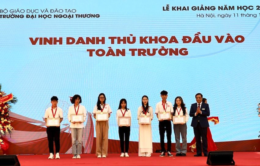Khen thưởng các thủ khoa đầu vào Trường ĐH Ngoại thương.