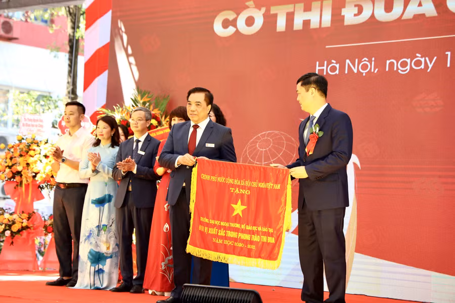 Trường ĐH Ngoại thương khai giảng năm học và đón nhận Cờ thi đua của Chính phủ.