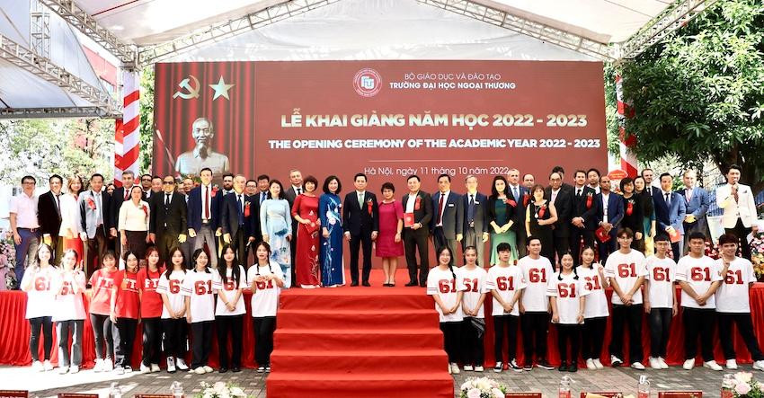 Các giảng viên và sinh viên trong lễ khai giảng năm học mới của Trường ĐH Ngoại thương.