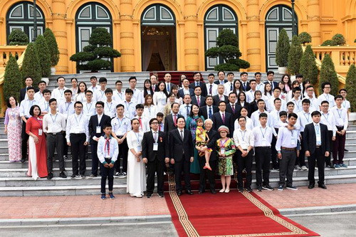 Em Trần Thị Hoa vinh dự được Tổng Bí thư, Chủ tịch nước Nguyễn Phú Trọng bế chụp ảnh lưu niệm cùng đoàn HSSV tiêu biểu xuất sắc năm học 2017-2018 Em Trần Thị Hoa vinh dự được Tổng Bí thư, Chủ tịch nước Nguyễn Phú Trọng bế chụp ảnh lưu niệm cùng đoàn HSSV tiêu biểu xuất sắc năm học 2017-2018