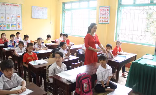 Trần Thị Hoa cùng các bạn trong lớp học