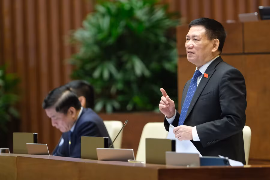 Bộ trưởng Hồ Đức Phớc trao đổi các nội dung đại biểu tranh luận