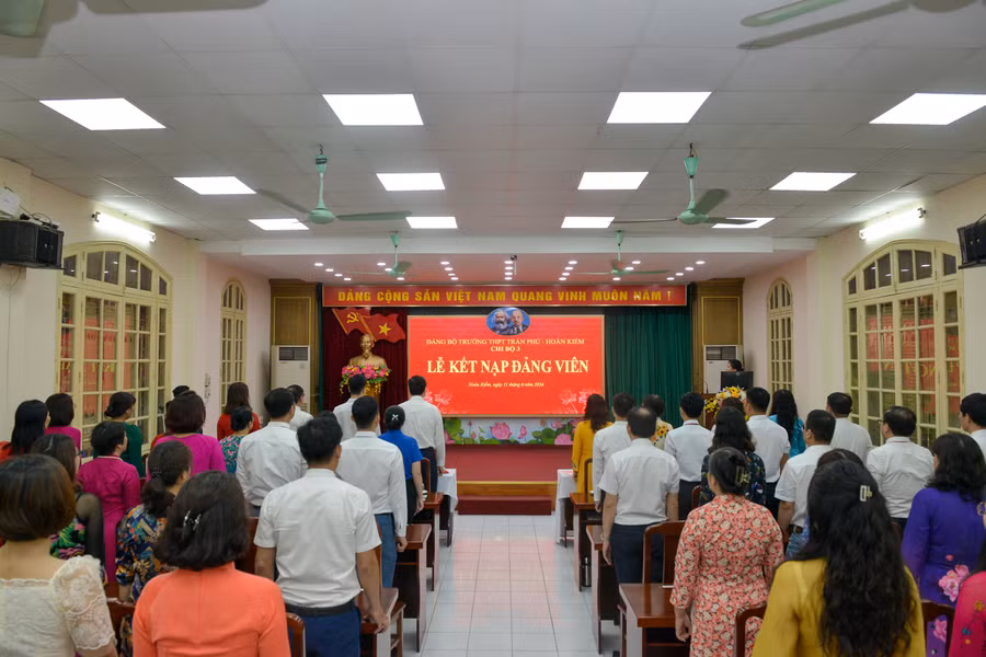 Đảng bộ trường THPT Trần Phú, quận Hoàn Kiếm (Hà Nội) tổ chức Lễ kết nạp Đảng cho hai đoàn viên ưu tú Phan Hoàng Cầm Tú (lớp 12D2) và Trần Linh Đan (lớp 12D9).