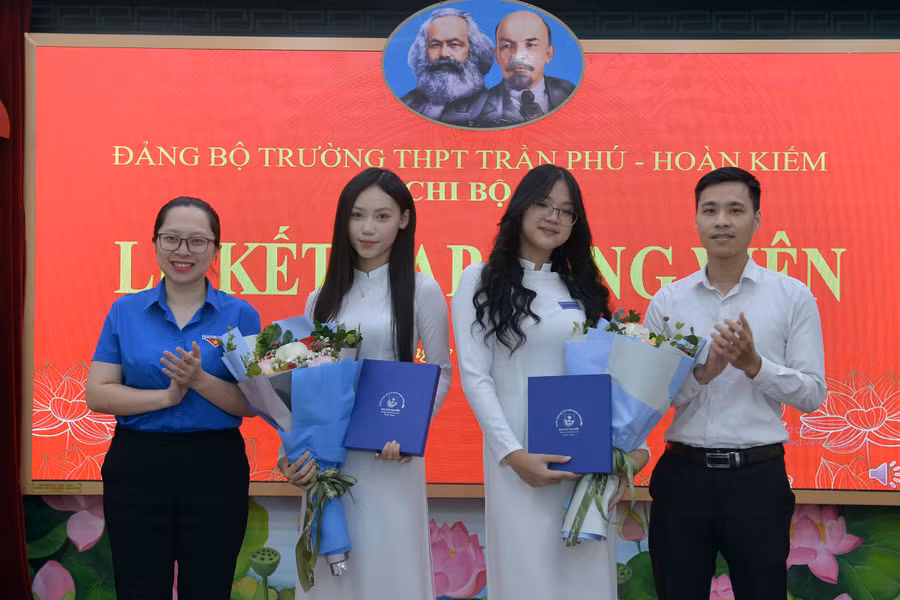 Quận Đoàn Hoàn Kiếm tặng hoa chúc mừng hai Đảng viên mới.