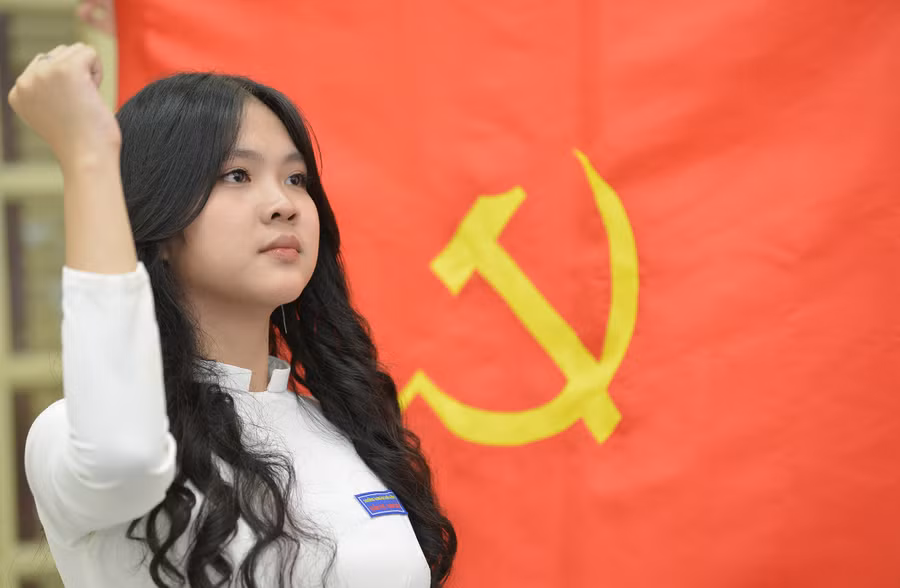 Đoàn viên ưu tú Trần Linh Đan đọc lời tuyên thệ tại lễ kết nạp đảng.