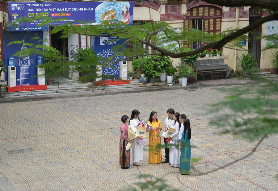 Hai đảng viên mới đều là những đoàn viên ưu tú đã nỗ lực đạt được những thành tích ấn tượng trong học tập, rèn luyện, tích cực tham gia các hoạt động ngoại khóa, phong trào thi đua, khẳng định được năng lực và phẩm chất chính trị.