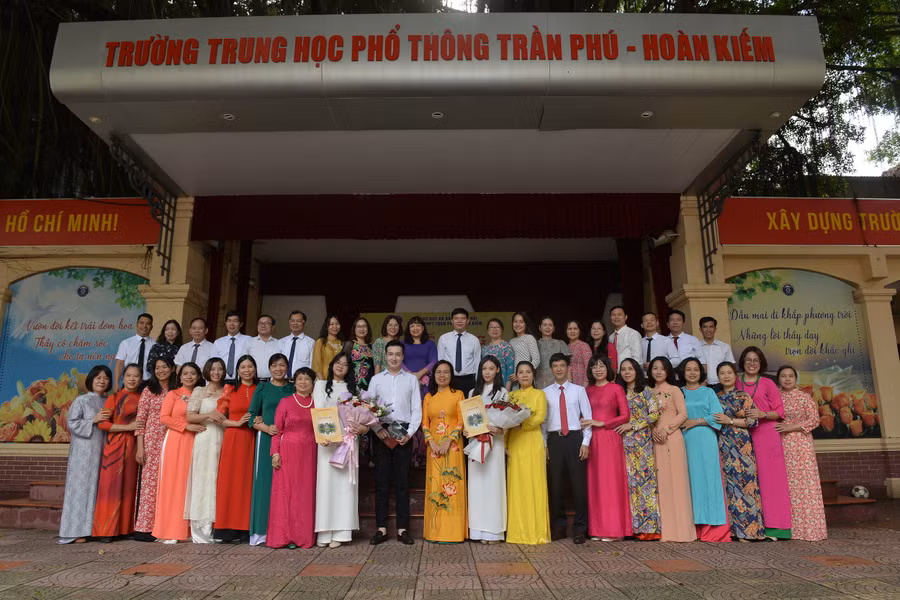 Trước đó năm 2023 Đảng bộ trường THPT Trần Phú (Hoàn Kiếm, Hà Nội) đã kết nạp Đảng cho 2 học sinh lớp 12 của trường.