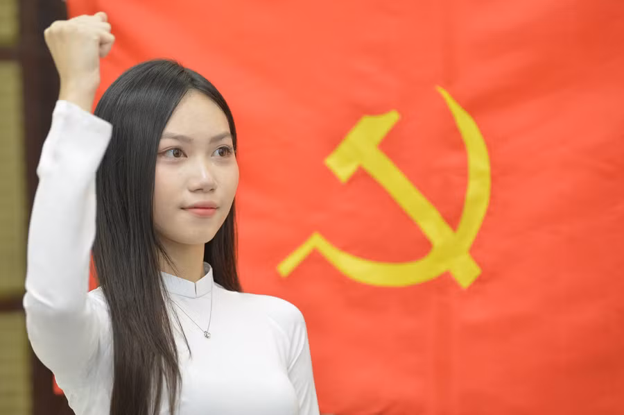 Đoàn viên ưu tú Phan Hoàng Cầm Tú đọc lời tuyên thệ tại lễ kết nạp đảng.