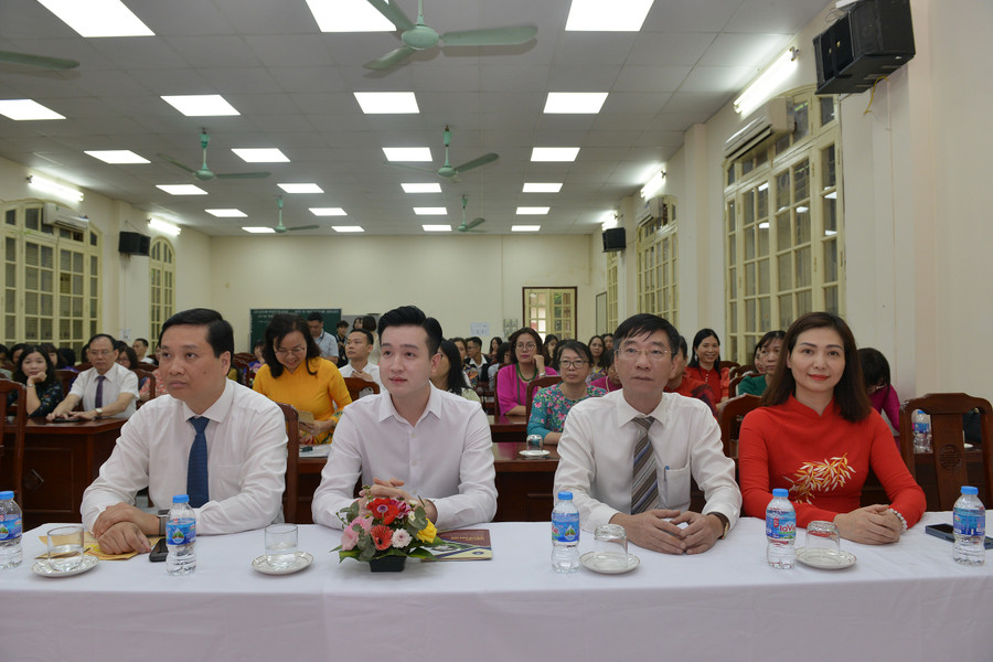 Tới dự có Phó Bí thư Thành đoàn Hà Nội Đào Đức Việt, Phó Trưởng phòng BTC Thành ủy Hà Nội Nguyễn Thu Giang, Trưởng phòng Chính trị tư tưởng KHCN Sở GD&amp;ĐT Hà Nội Trần Thị Thu Hà, Phó Bí thư thường trực Quận ủy Hoàn Kiếm Nguyễn Quốc Khánh...