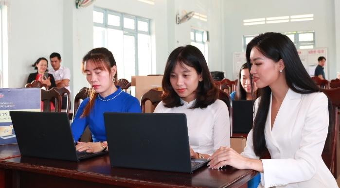 Hoa hậu Thể thao - Đoàn Thu Thuỷ cùng giáo viên sử dụng thử máy tính vừa được trao tặng. Hoa hậu Thể thao - Đoàn Thu Thuỷ cùng giáo viên sử dụng thử máy tính vừa được trao tặng.